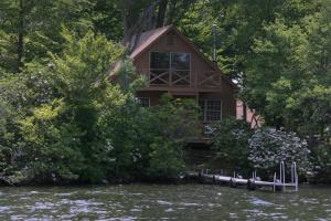 uma casa nas margens de um rio em Cabin Chalet - Breathtaking Cabin in Laurel Island em East Hampton