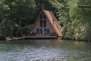 uma casa numa doca no meio de um lago em Cabin Chalet - Breathtaking Cabin in Laurel Island em East Hampton