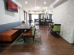 - une salle à manger avec une table et des chaises dans l'établissement Hampton Inn Saint Augustine-I-95, à Saint Augustine