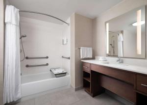 Koupelna v ubytování Homewood Suites by Hilton Somerset