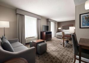 TV a/nebo společenská místnost v ubytování Homewood Suites by Hilton Somerset