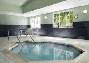 Bazén v ubytování Homewood Suites by Hilton Somerset nebo v jeho okolí