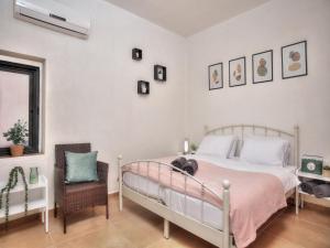 um quarto com uma cama, uma cadeira e uma janela em Nof Marom - the Home in the Old City נוף מרום - הבית בעתיקה em Safed