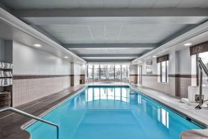 uma piscina com água azul num edifício em Hilton Garden Inn Missoula em Missoula