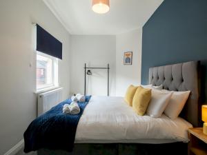 a bedroom with a bed with two stuffed animals on it at Pass the Keys Stylish Terrace with Free Parking in Blythe