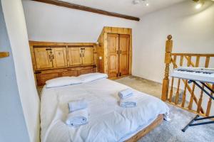een slaapkamer met een bed met twee handdoeken erop bij Pass the Keys Historic House with Cathedral Views in Lincoln