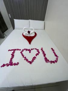 um coração feito de flores numa cama em Green Residences Staycation by PBYY with Complimentary breakfast for 2 em Manila