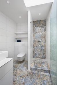 a bathroom with a toilet and a glass shower at Elflein Quartier in Potsdam +31 photos
