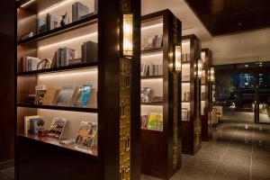 a library with many shelves of books at Hilton Yokohama in Yokohama
