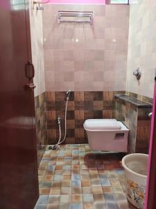 a bathroom with a toilet and a sink at Le Paradise Inn in Pondicherry
