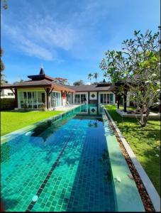 Bazén v ubytování Private Tropical Pool Villa with 18 meter Pool in Phuket nebo v jeho okolí