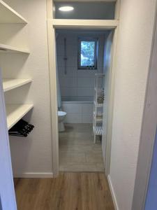 uma casa de banho com banheira e WC num quarto em City Appartement direkt am Schloss! em Karlsruhe