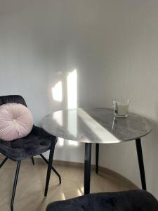 una mesa y una silla con una taza encima en City Appartement direkt am Schloss! en Karlsruhe