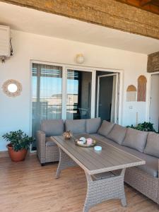 ヴロラにあるAqua Holiday Apartmentsのソファとテーブルのあるリビングルーム