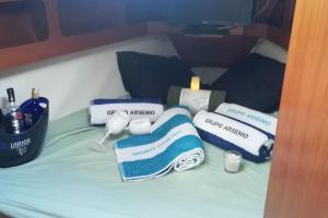 un letto con asciugamani e altri articoli sopra di Boat-Apartamento flotante Cádiz.. La Juanita Arroyo a Cadice Altre 14 foto