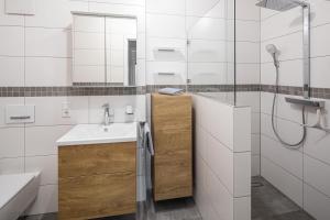 Un baño blanco con lavabo y ducha. en Villa Sohn Deck7, en Juist 13 fotos más