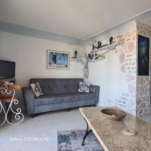 uma sala de estar com um sofá e uma mesa em Seaview holiday home em Kalkan