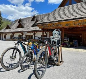 dos bicicletas están estacionadas frente a un edificio en Chata Kúria na Táloch, en Brezno