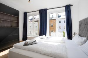 una camera da letto con un letto e una grande finestra di easy flat Villach main plaza a Villach