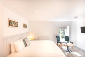 Cama ou camas em um quarto em Tregenna Castle Resort
