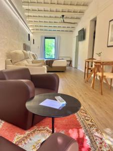 ein Wohnzimmer mit Sofa und Tisch in der Unterkunft Hotel Aatu - Adults Only in Peratallada