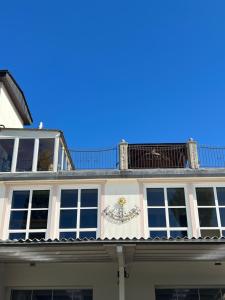 un bâtiment avec un balcon au-dessus dans l'établissement Luxus-Loft Atrium -X-, à Rorbas