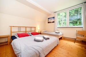 Un dormitorio con una cama grande y una ventana grande. en Wild House Szczyrk, en Szczyrk 49 fotos más