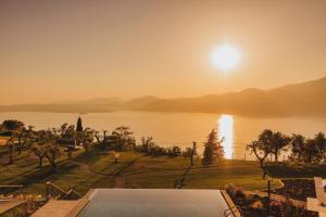 托里德爾貝納科的住宿－Cape of Senses，享有湖景和天空的阳光