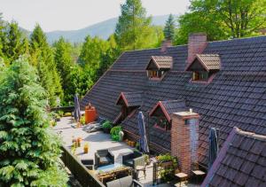 an aerial view of a house with a roof at Pensjonat Halicz in Karpacz
