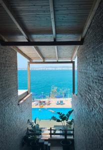 Výhled na bazén z ubytování Aqua Holiday Apartments nebo okolí