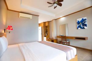Letto o letti in una camera di Pinnacle Koh Tao Resort