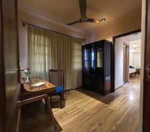 een woonkamer met een tafel en een eetkamer bij Hotel Chandra Raj Mahal in Bikaner