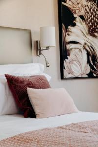 1 dormitorio con 2 camas y una foto en la pared en Hotel Le Cottage Bise en Talloires