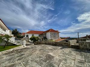 ein Haus mit einer steinernen Einfahrt davor in der Unterkunft Solar Laginha - apartamentos, quartos, camas em dormitório in Afife