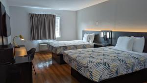 pokój hotelowy z 2 łóżkami i telewizorem w obiekcie Motel 6-Leominster, MA w mieście Leominster