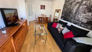 Telewizja i/lub zestaw kina domowego w obiekcie Apartments Madrid Suite Aeropuerto, IFEMA
