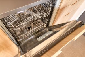 een vaatwasser met een serviesrek. bij Dragon Residence in Ljubljana