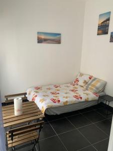 1 dormitorio con cama y mesa de madera en Jolie maisonnette avec terrasse Nancy centre en Nancy