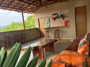 sala de estar con mesa de madera y sillas en Villa Justen Pousada, en Lençóis