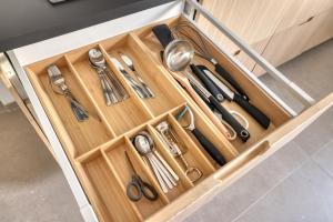 een houten lade met keukengerei in de keuken bij Dragon Residence in Ljubljana