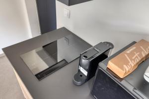 een aanrecht met een mobiele telefoon en een afstandsbediening bij Dragon Residence in Ljubljana +3 foto's