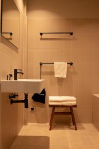 法爾肯堡的住宿－Hotel Kint，一间带水槽和毛巾架的浴室