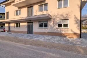 een huis aan de kant van een straat bij Dragon Residence in Ljubljana