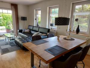 sala de estar con mesa y sofá en Villa FH Mechthild en Dörpen
