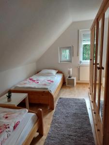 1 dormitorio con 2 camas y alfombra en Villa FH Mechthild en Dörpen