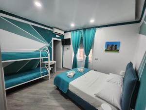 Schlafzimmer mit Etagenbett und blauen Vorhängen in der Unterkunft Gradini Partenopei in Neapel
