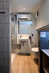 a bathroom with a sink and a toilet at Roatel Magdeburg A2 my-roatel-com in Magdeburg