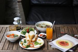 stół z talerzami jedzenia i miską zupy w obiekcie APOLLO HOTEL managed by NEST Group w mieście Nha Trang