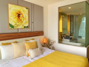 The Astra cozy living suite tesisinde bir odada yatak veya yataklar