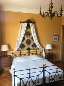 - une chambre avec un lit à baldaquin et 2 lampes dans l'établissement La Touratte Bed & Breakfast, à Saint-Hubert
